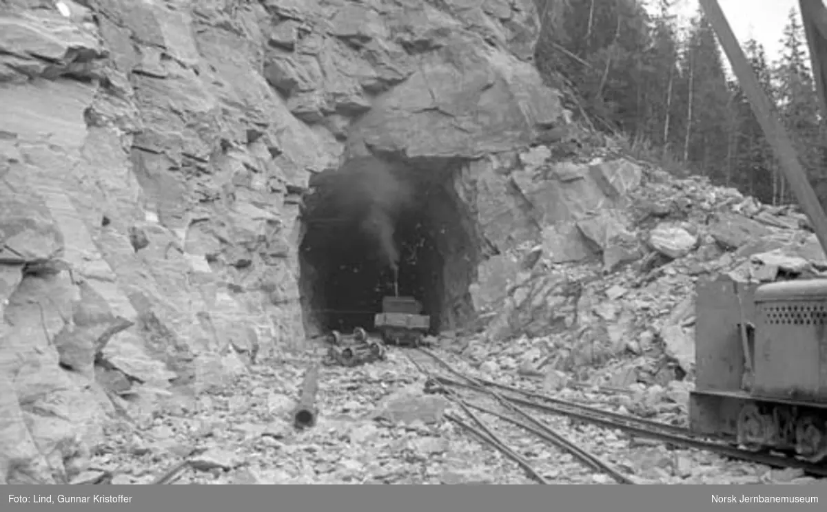 Dunderlandsbanens ombygging : anleggslokomotiver ved søndre påslag Reinforsen tunnel