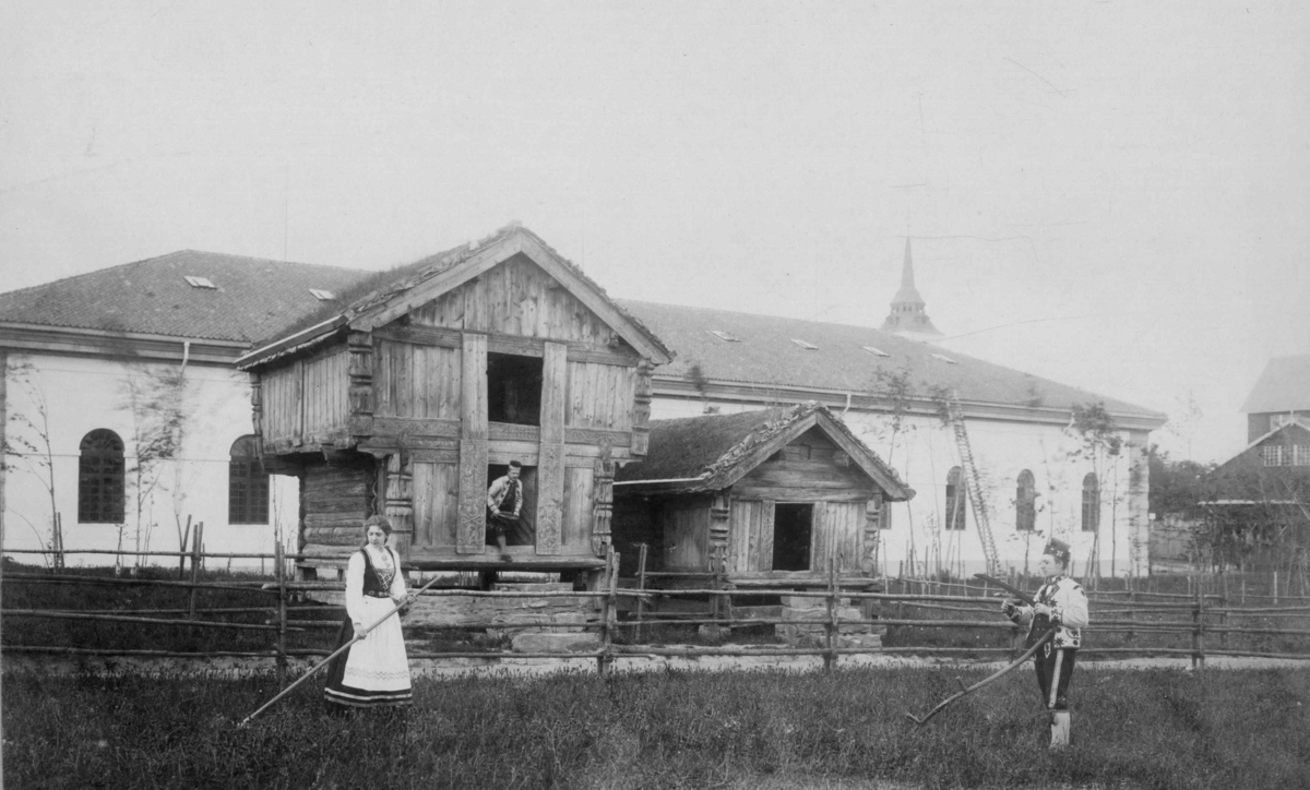 Loft og bur fra Rofshus i Mo, Øvre Telelemark. Fotografert på Norsk folkemuseum, 1902.
