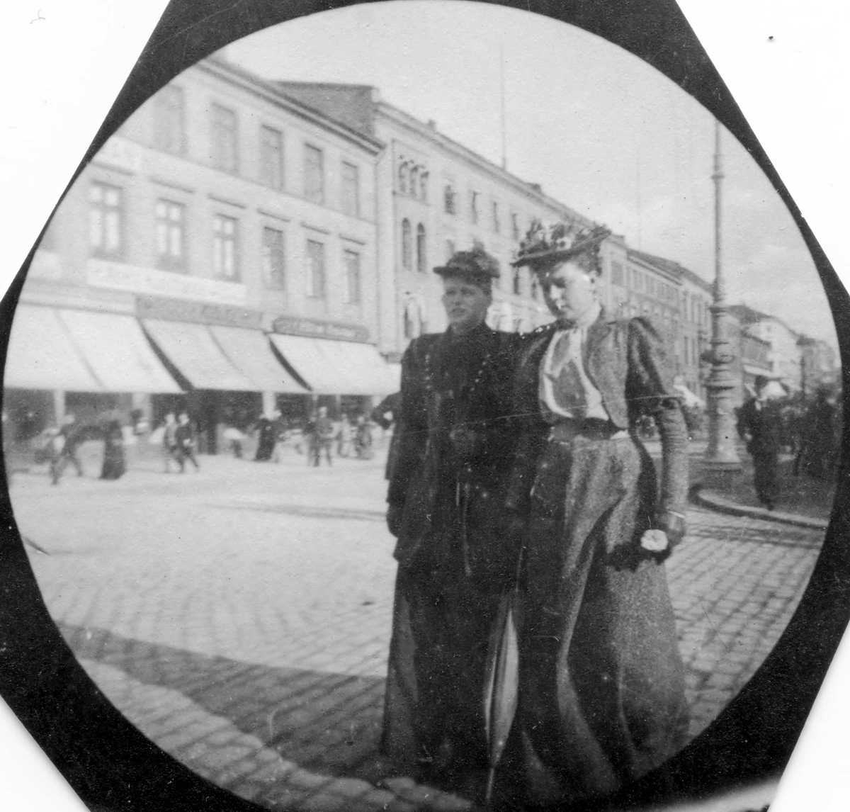 Fra venstre frk Scheen og frk. Bronn spaserer langs Karl Johans gate, Oslo.