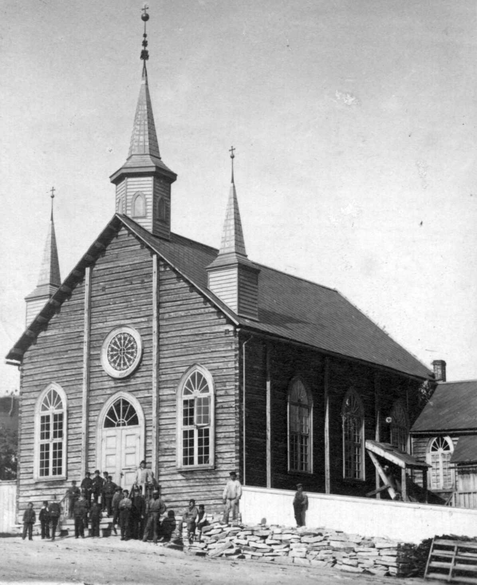Mennesker samlet på trappen foran til Vår Frue kirke, den katolske kirken i Tromsø. Kirken ble oppført i 1861.