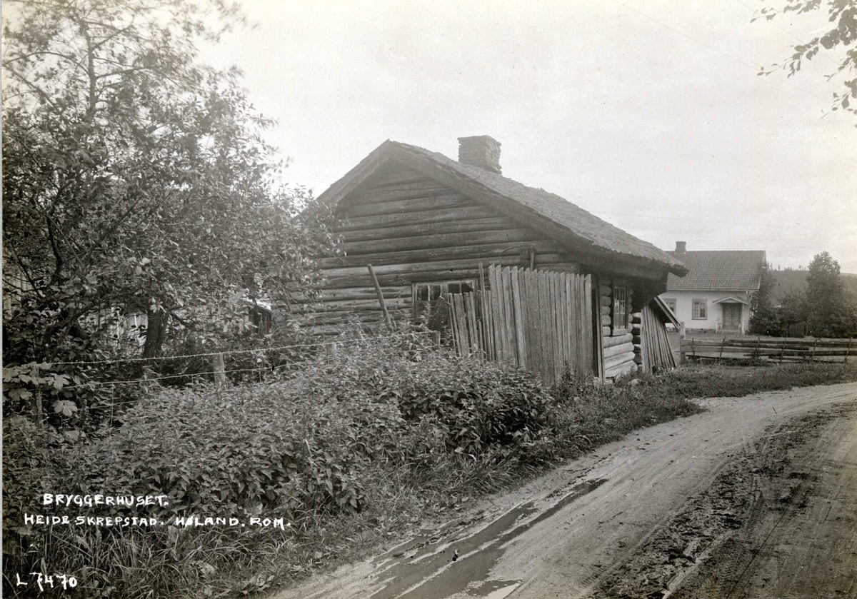 Heide, Skrepstad, Aurskog-Høland, Nedre Romerike, Akershus. Bryggerhuset med våningshus i bakgrunnen.