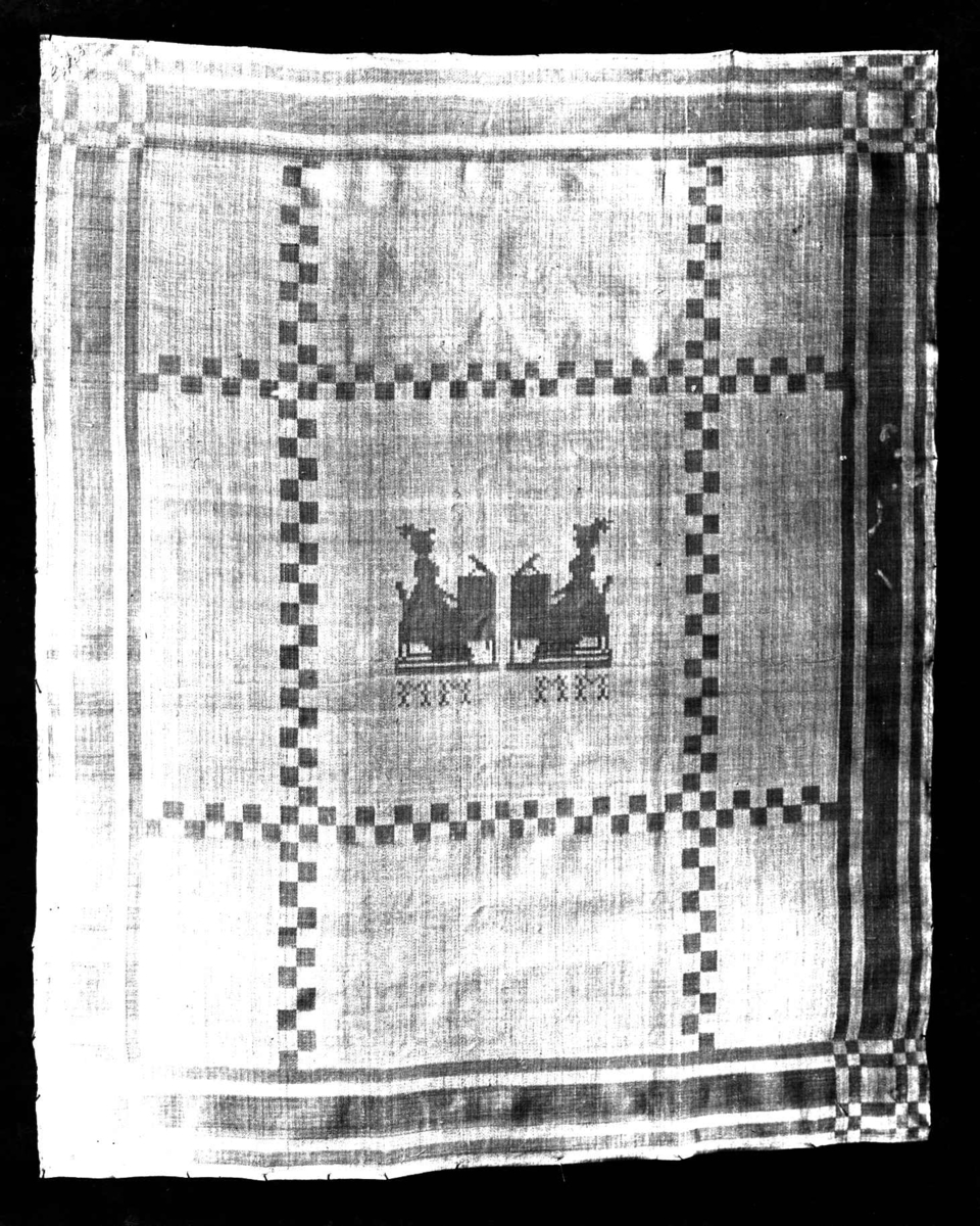 Hvit serviett med dame ved piano, stripebord. Vevet av Inger Johanna Møinichen på 1830-tallet. Norsk hjemmevevet damask.