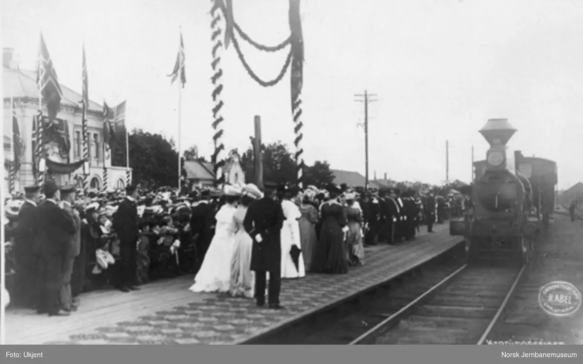 Kroningsreisen 1906 : togankomst til Hamar