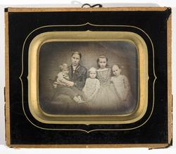 Daguerreotypi. Gruppeportrett halvfigur av familien til sokn