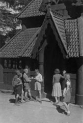 Skolebarn ved Gol stavkirke på Norsk folkemuseum (Kong Oscar