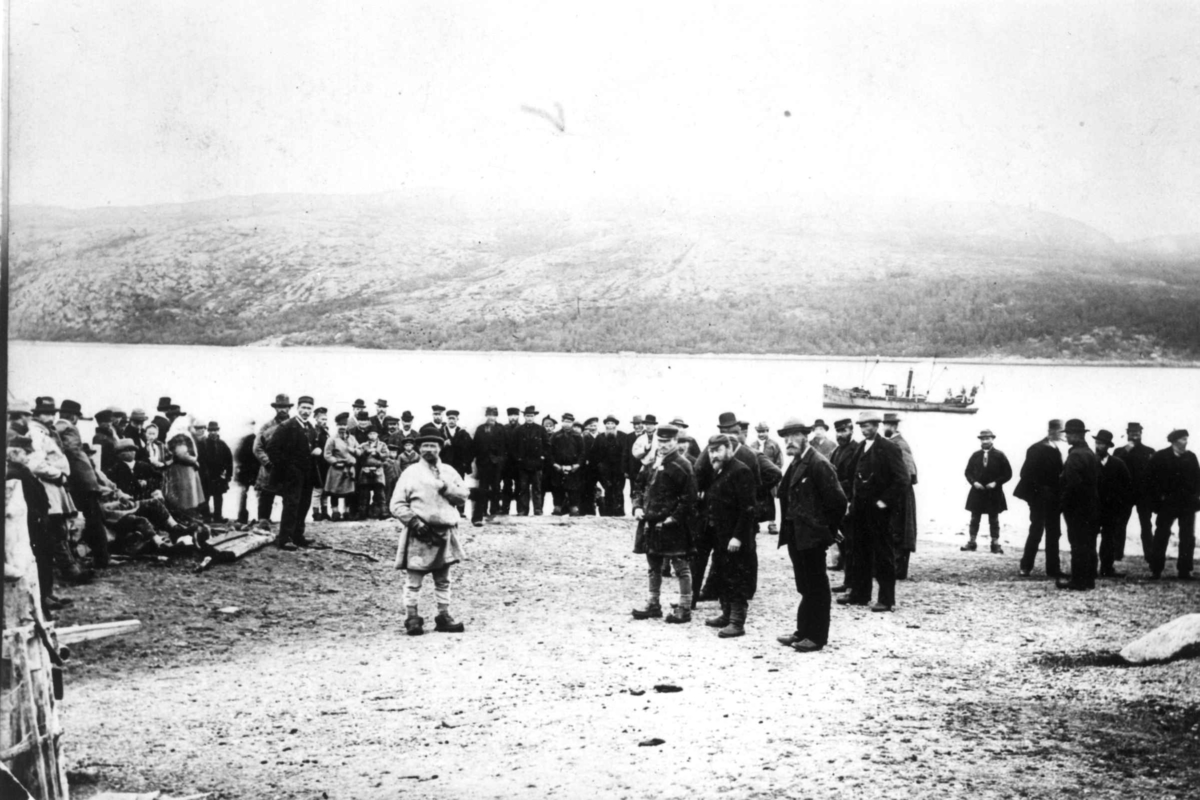 Sosialistisk agitasjonsmøte i fjæra nær herredshuset, Kirkenes, Sør-Varanger, Finnmark, 1897 eller 1898. Lokalbåten D/S "Varanger" ankommet.