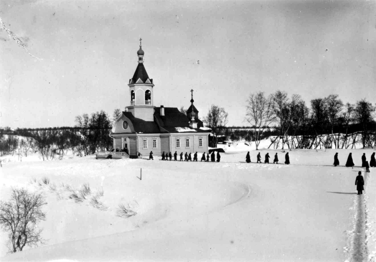 Petsjenga (Petsamo) klosterkirke, Russland, med mennesker utenfor, 1890-årene.