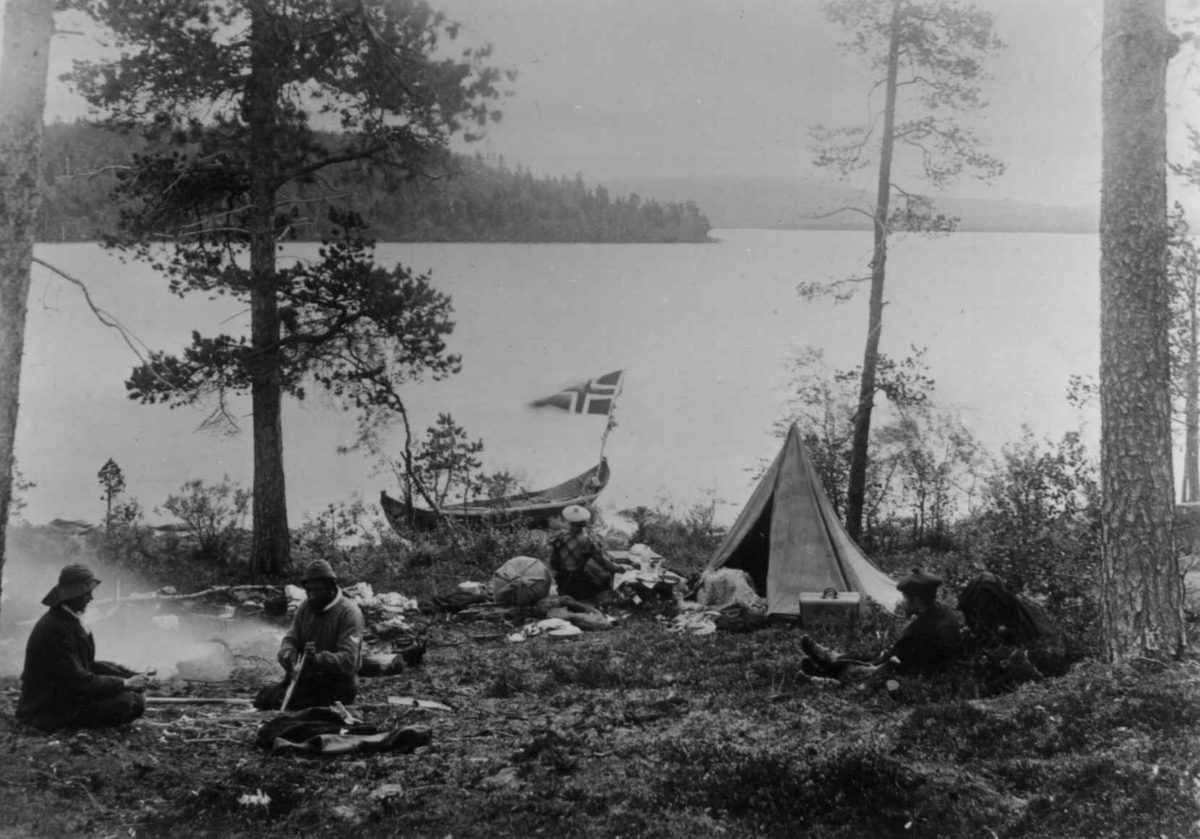 Dr. Andreas B. Wessel med venner og skysskarer holder rast, Langvannet ved Pasvikelven, Sør-Varanger, Finnmark, 1890-årene. 