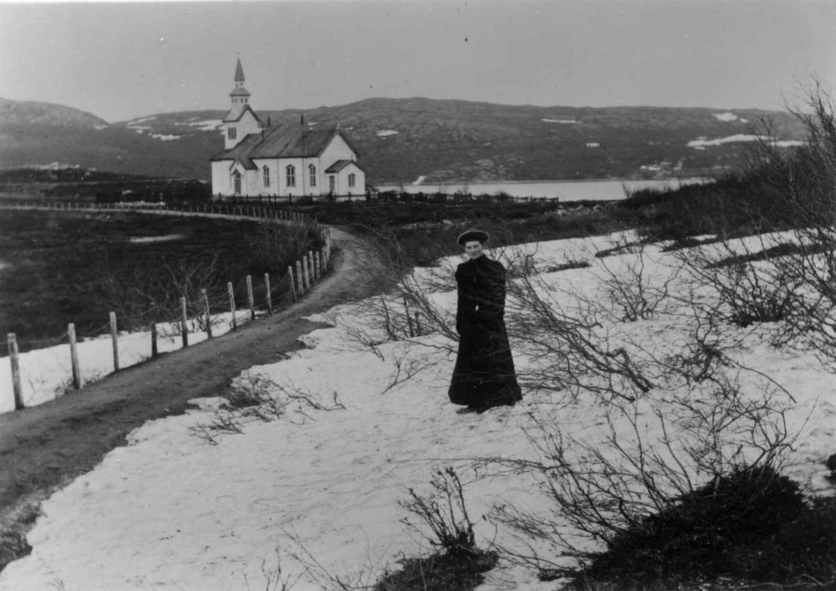 Sør-Varanger kirke 456, Kirkenes, Sør-Varanger, Finnmark, 13.06.1899. Kvinnen i forgrunnen er jordmor Annette Lilleeng.