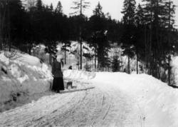På vei til Holmenkollen. Wilhelmsøy. 1908-1910. Akende. Vint