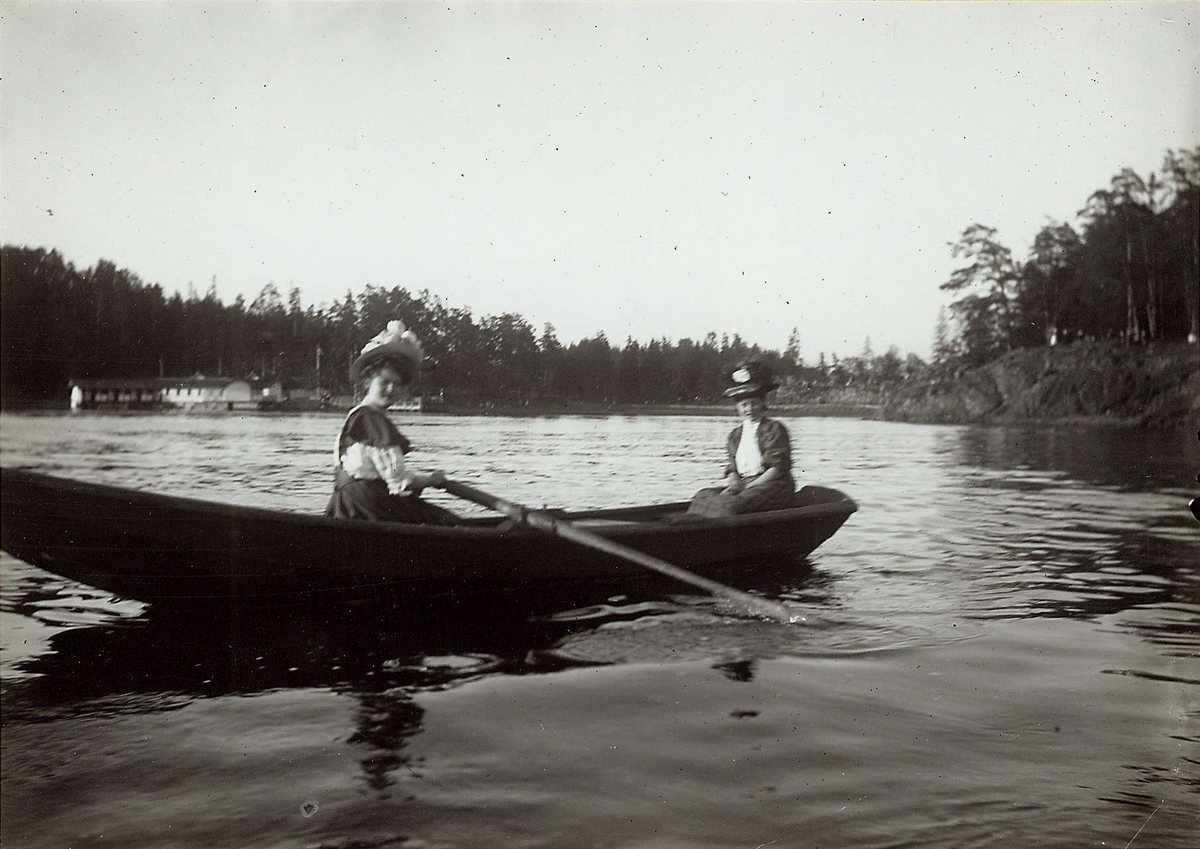 Oslo. Ved Bygdøy Sjøbad 1908. To kvinner i  en pram.
Med hatter.