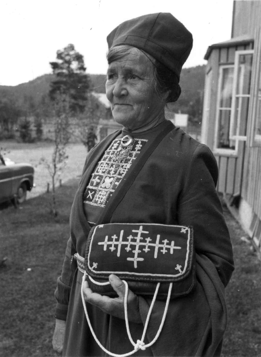 Kvinne i samedrakt fra Jämtland. Karasjok 1956.