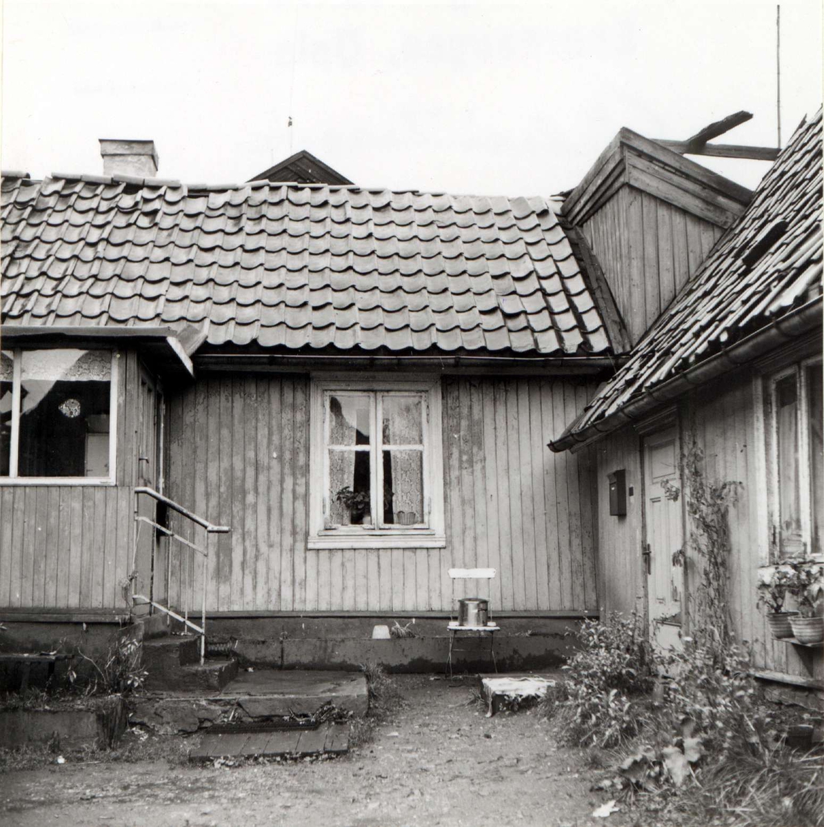 Johannesgata 12-14, Enerhaugen, Oslo 1959. Lave trehus og gårdsplass. Under riving sept./okt -59. Nå på NF.