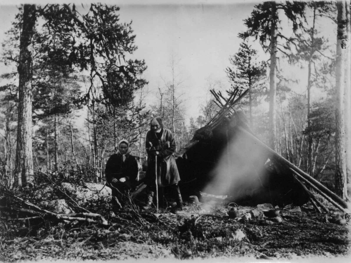 Enare-samen Hendo-Anti med datter foran teltet. Eidsfjell, Pasvik, Sør-Varanger, Finnmark, før 1902.