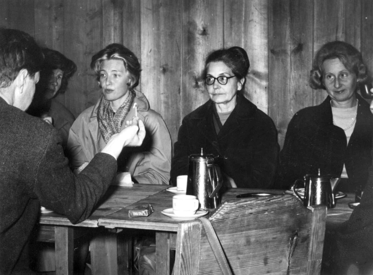 Noen av de ansatte har spisepause på 
Restauranten, bygning nr.344 på Norsk Folkemuseum i 1964. Lily Weisser Aall i midten av damene, Jorunn Fossberg til høyre.