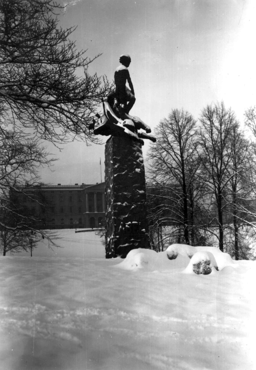 Abel-monumentet  av Gustav Vigeland, Slottsparken, Oslo. 1930-1931. Vintermotiv. Slottet i bakgrunnen.
