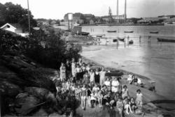 Badestrand på Kråkerøy i Fredrikstad med Denofa Fabrikker i 