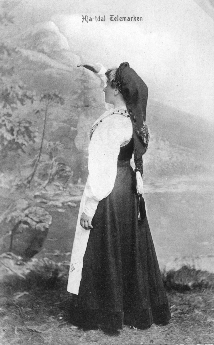 Kvinne kledd i bunad fra Hjartdal, Telemark.