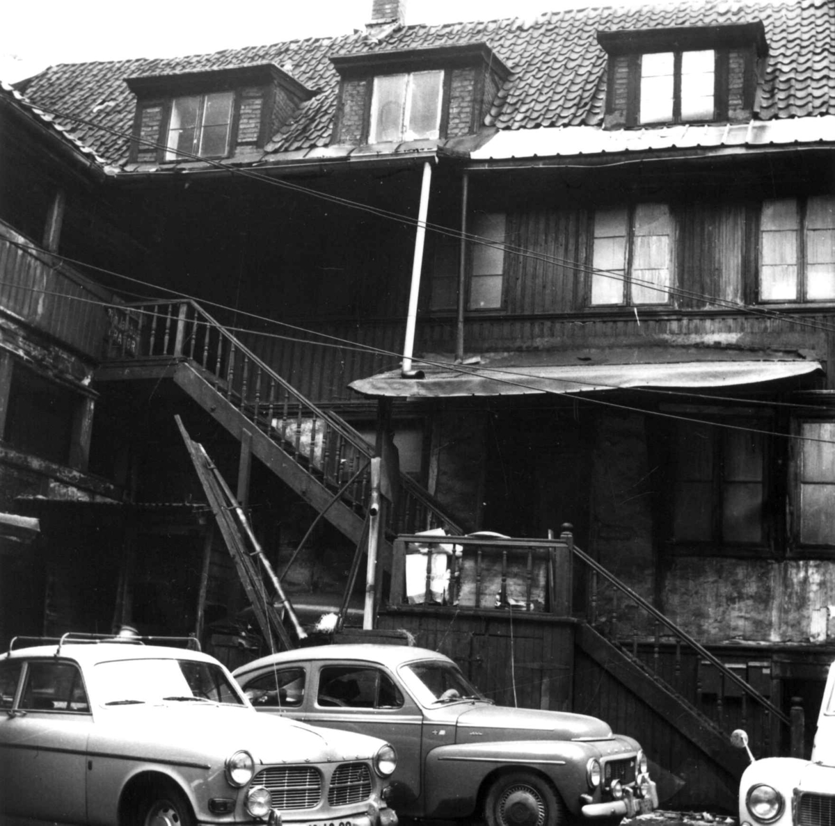 Dreierverksted i Storgata 4, Oslo. Fotografert før Norsk Folkemuseum rev huset i 1969.
