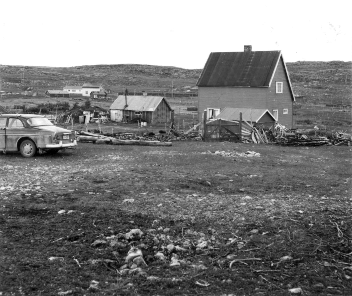 Gård med bolig og uthus, en bil står utenfor, Karlebotn 1968.