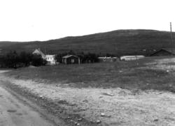 Oversiktsbilde over Bugøyfjord med bebyggelse og veien, 1968