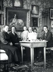 Familieportrett i interiør fra kabinettet i Lundegata i Skie