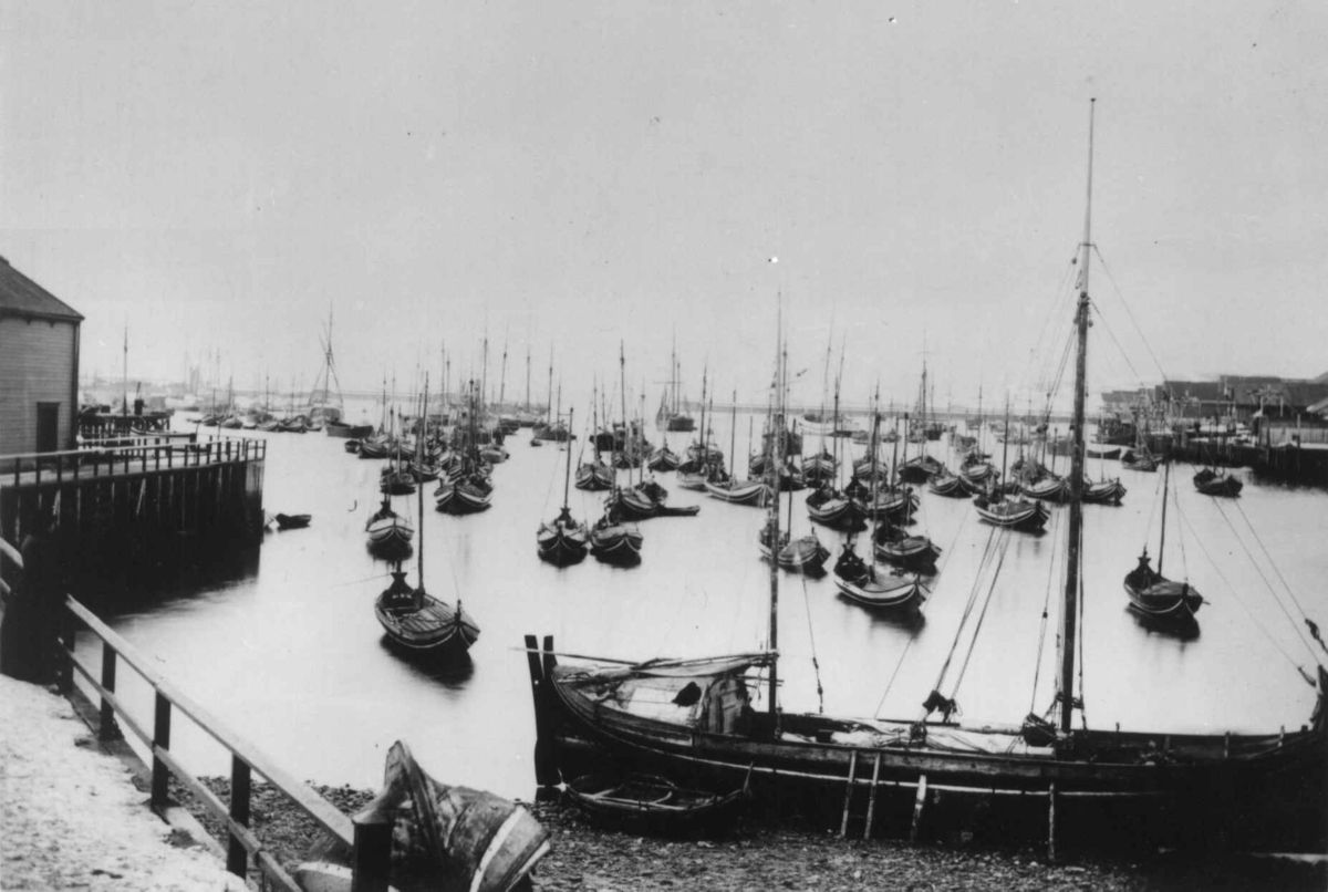 Vardø, Finnmark, ca. 1900. Havneparti med båter.