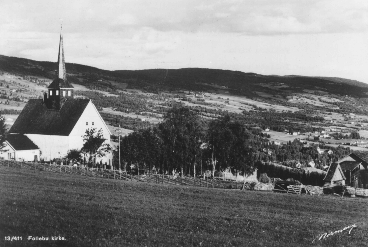 Avfotografert postkort. Follebu kirke med jordbrukslandskapet i bakgrunnen.