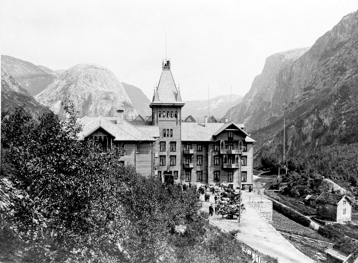 Stalheim Hotel, Stalheim, Voss, trebygning med tårn. På plassen foran ...