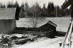 Vilberg, Ullensaker, Akershus 1946. Grisehus med innhegning.