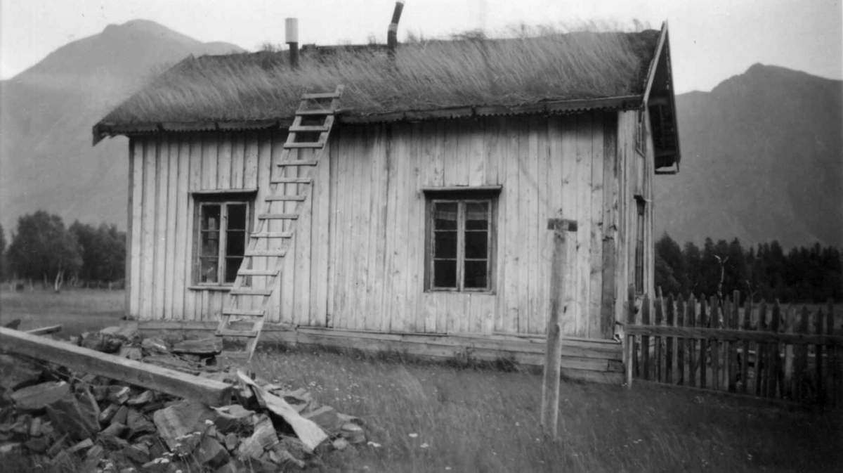 Kjelleren, gnr.25 Nordreisa - Troms. Våningshus. E.: Rasmus Pedersen
Fot. Yngvar Mejland 1960.