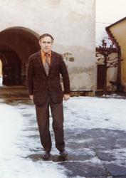 Inspektør Lars Markhus fotografert i desember 1974. Stående 