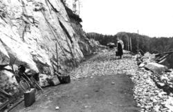 Dagny Grostøl flytter sykler og bagasje over stein fra mineb