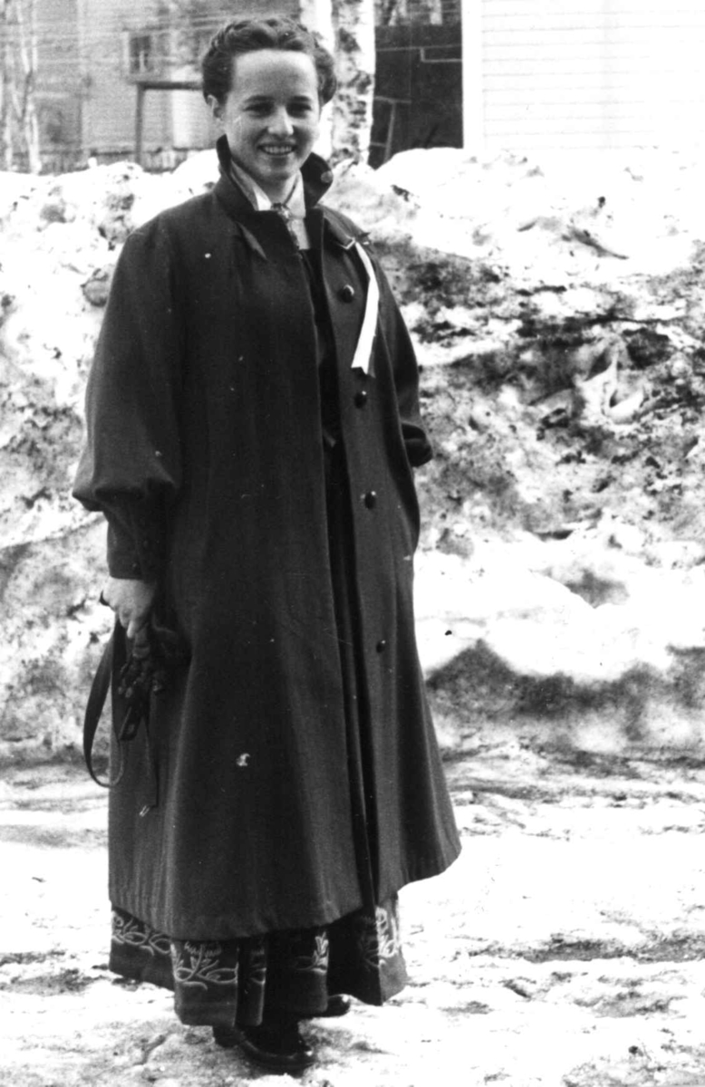 17. mai feiring. Portrett av en ukjent kvinne. Tromsø, Troms antagelig 1940-årene.