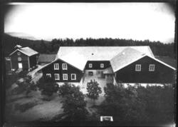 Skaugum, Asker, Akershus. Låve og stabbur. 1891-1909.