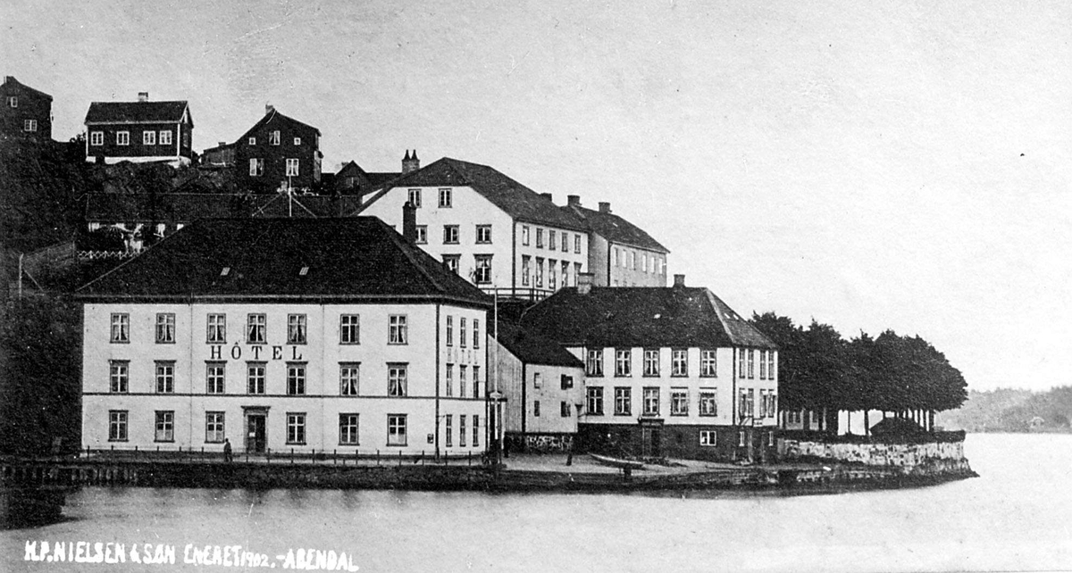 Arendal sentrum, Langbryggens ytre del med Schnurbusch's Hotel, senere Grand, før bybrannen 1868 da hele Langbryggens trebebyggelse strøk med. T.h. postmester Heyerdahls hus og helt t.h. Nedre Batteri som forsvant også etter brannen 1868.