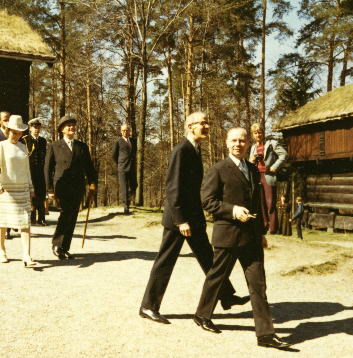 Islands president besøker NF 4/5 1971. Presidenten, Kong Olav og direktør Reidar Kjellberg, NF mellom Hovestua og Berdalsloftet på vei til stavkirken fra Gol.