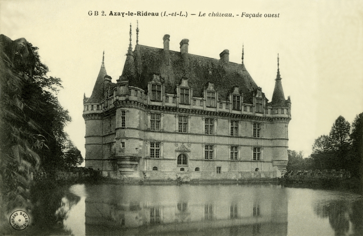 Postkort. Nyttårshilsen. Fotografisk motiv. Svart/hvitt.  Fra Frankrike,  Azay-le-Rideau: Slottet med vann. Stemplet 27.12.1905