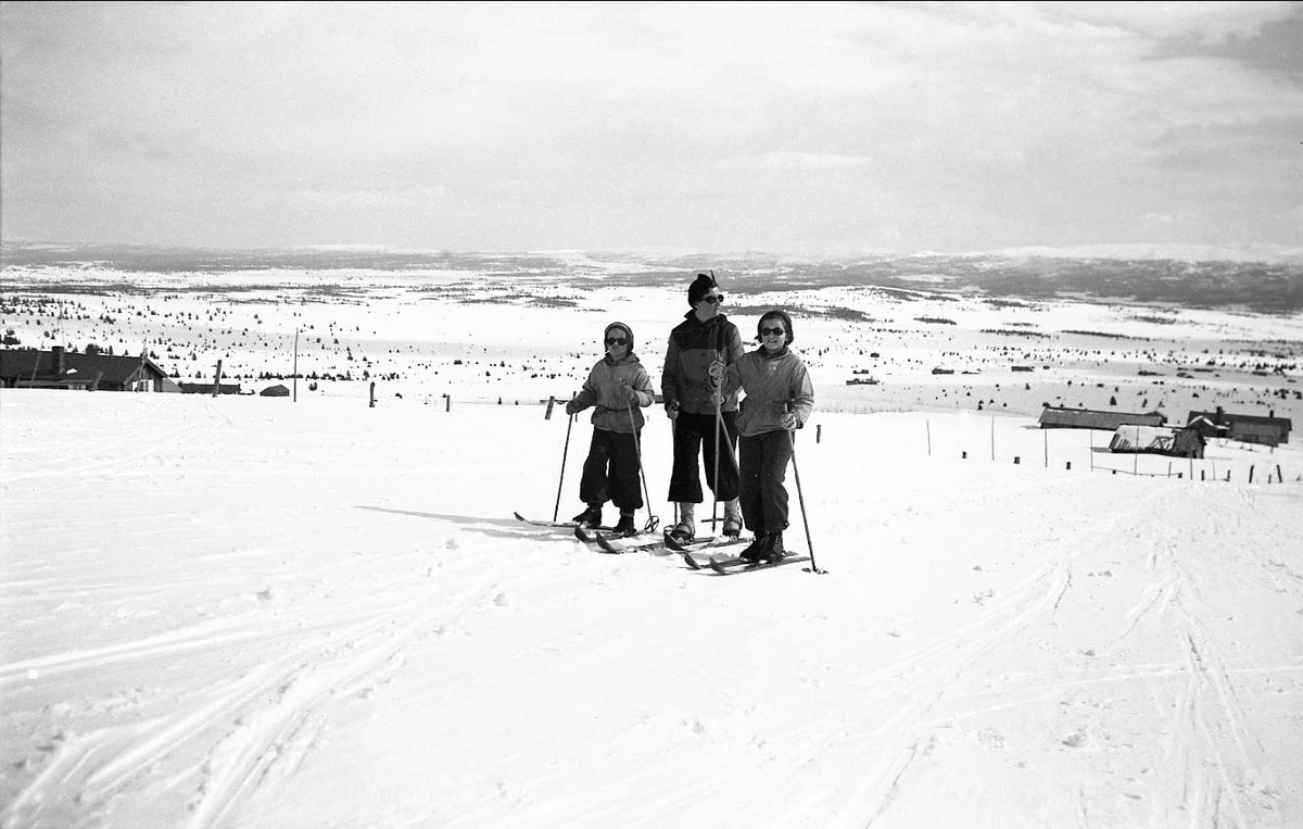 Dordi Arentz med to av sine døtre, Guri og Siri, på ski på
Golsfjellet.