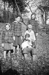 Søstrene Arentz, Kari, Siri og Guri fotografert sammen med P