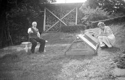 Eyvind Arentz sitter i hagen på Nøtterø 1944. Dordi Arentz b