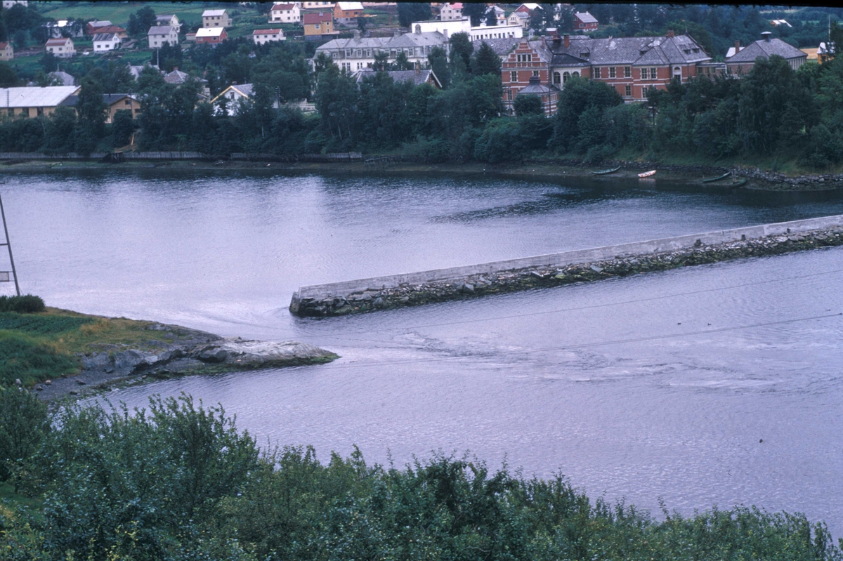 Landskap fra Staup i Levanger.Her ser vi elva og moloen ved Snekkarberget når vannet stilner