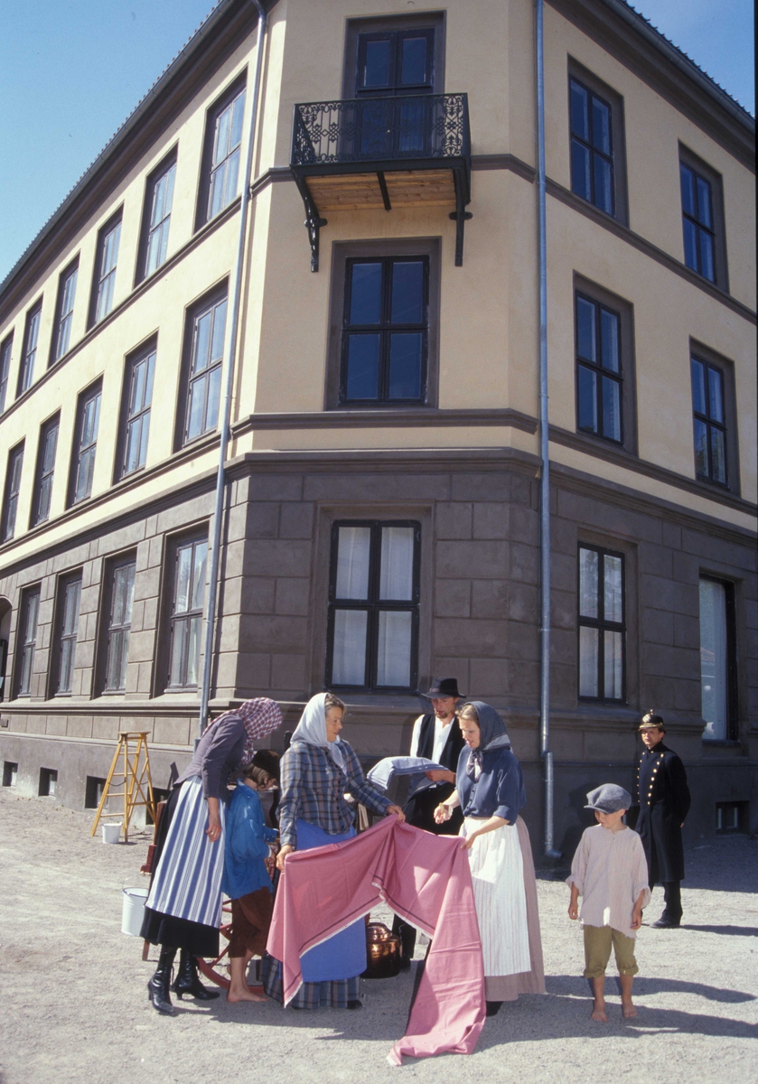 Kramkar utenfor Wessels gate 15 på Norsk Folkemuseum i forbindelse med åpning av utstillingen "Gunda Eriksens hjem"