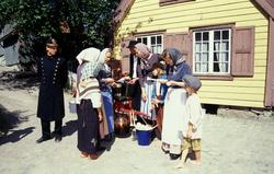 Tilstelning på Norsk Folkemuseum ved forstadshus fra Kanten 