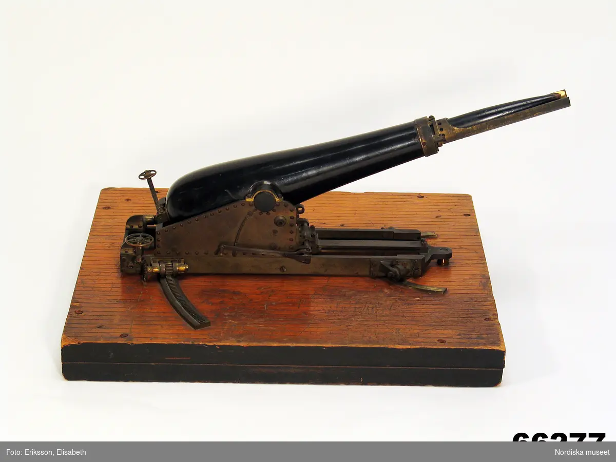 Huvudliggaren:
"Kanonmodell, som tillhört John Ericsson. Torpedutskjutningskanon å lavett. Träskifvans l. 0,46, br. 0406. G[åva] af mr G. Robinson, New York 16/12 1889."
