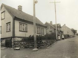 Gateparti, Egersund, Eigersund, Rogaland. Eldre kvinne og je