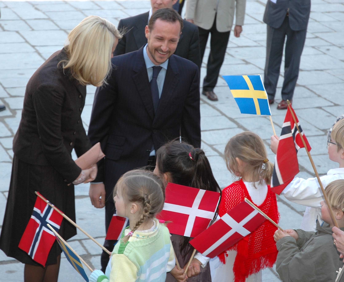 Åpningsdagen for utstillingen "Nordmenn og Svensker". Kronprins- paret sammn med  barn fra Musehuset barnehage.