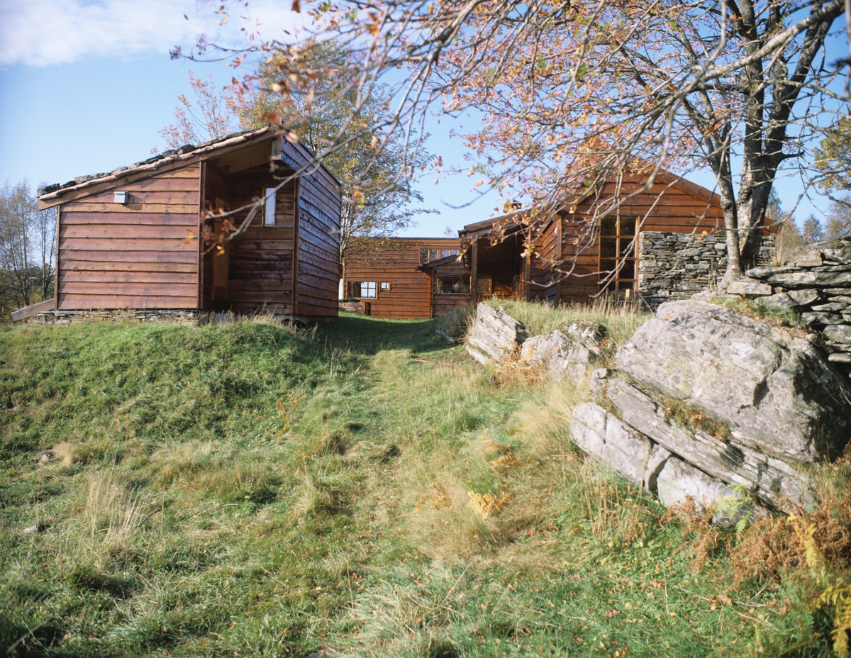 Fritidshus på Askøy i Hordaland, bygget av naturmaterialene stein, ukantet panel og torv. Arkitekter Mette og Morten Molden, Bønes. Illustrasjonsfoto for Bonytt 1982.