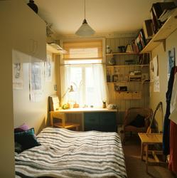 Soverom med skriveplass i nyoppusset leilighet i gammel bygå