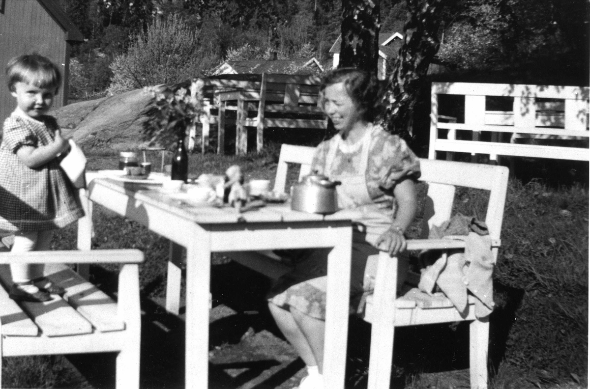 Fødselsdagsselskap på Oslo GU-lags sommerhjem Kirkevik, Nesodden, 1941.